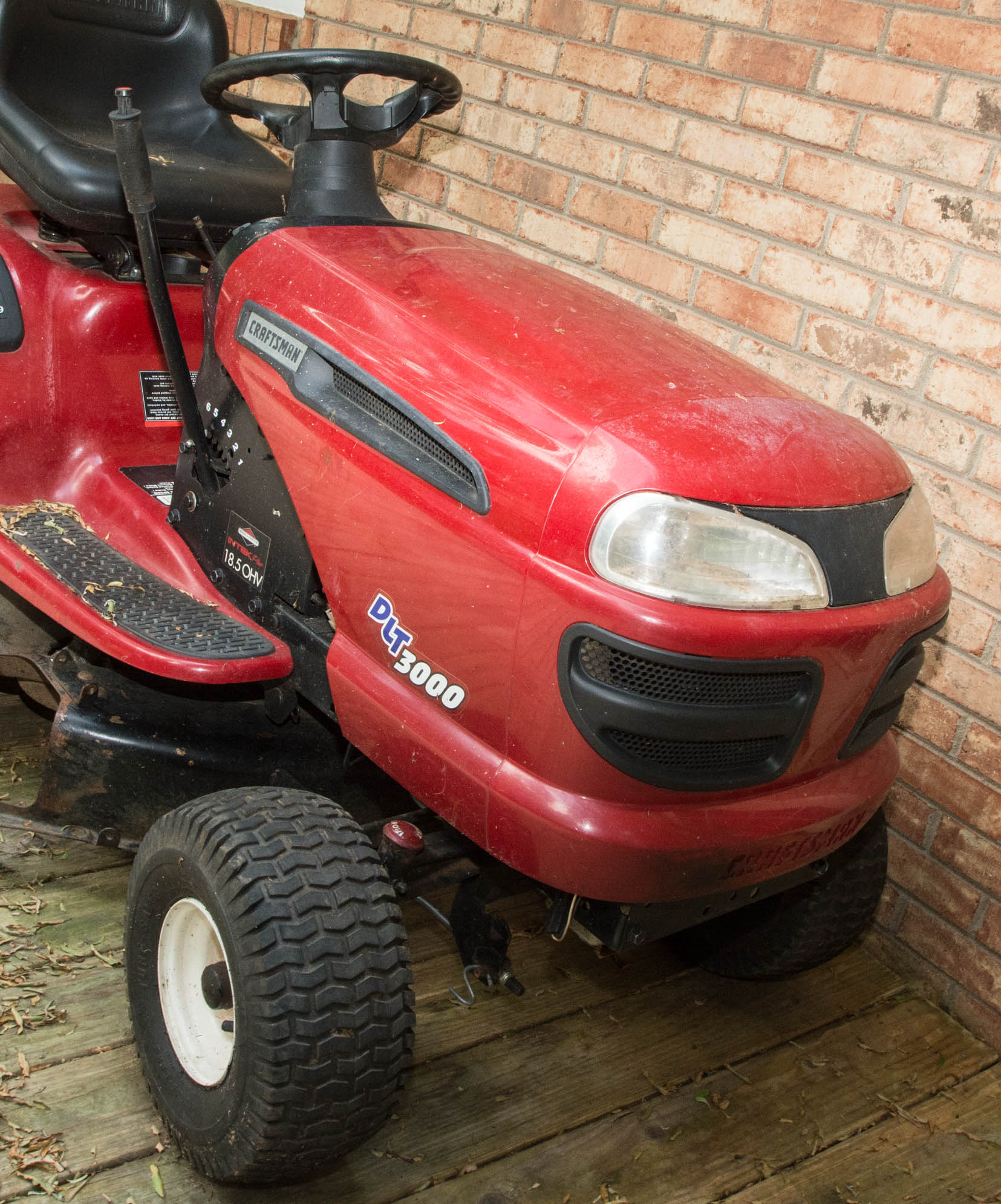Craftsman DLT 3000 Riding Lawnmower