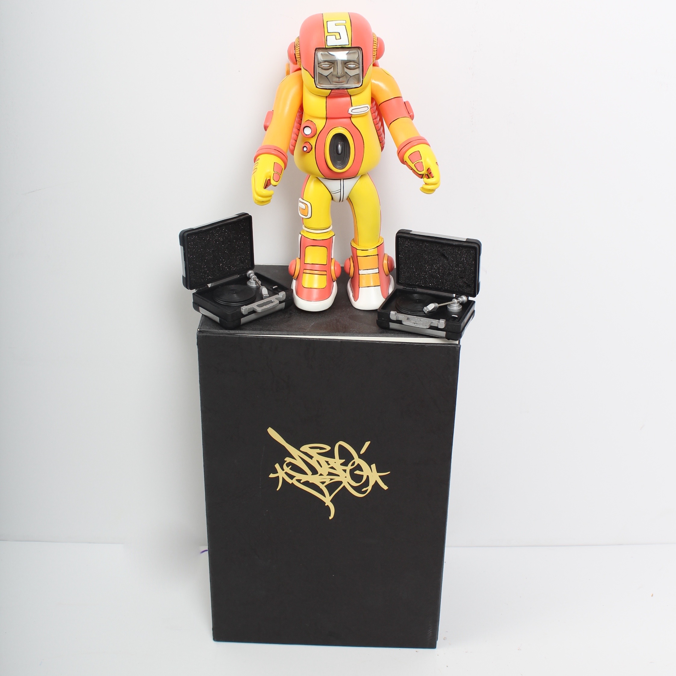 Doze Green "TravelA" Limited Edition Figure