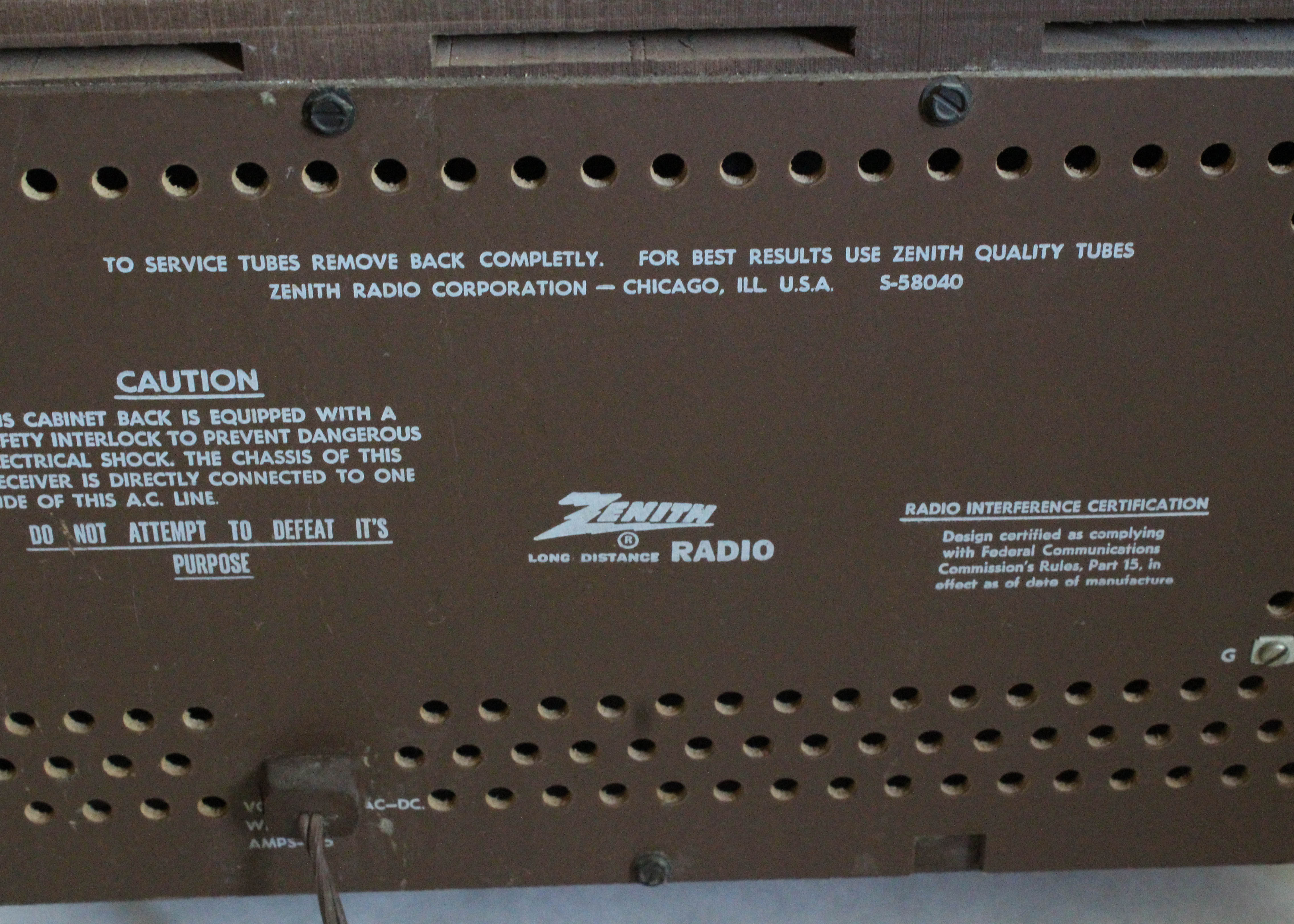 Vintage Zenith S-58040 AM/FM Radio in Wooden Case