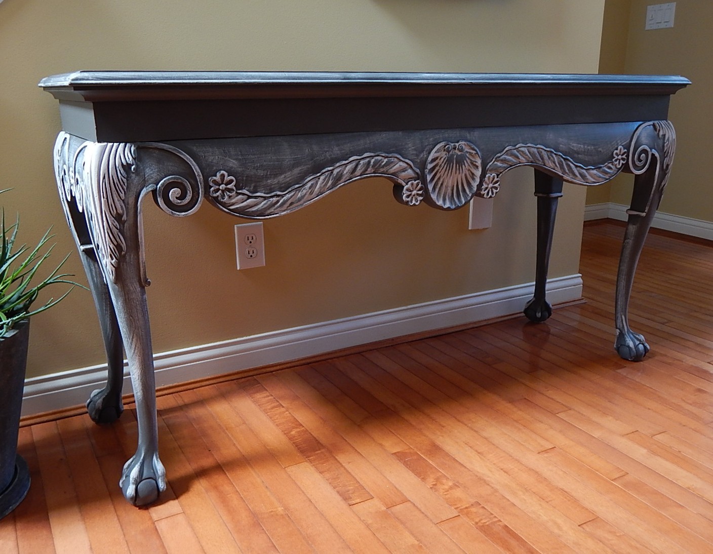 Henredon Annie Sloan Painted Sofa Table