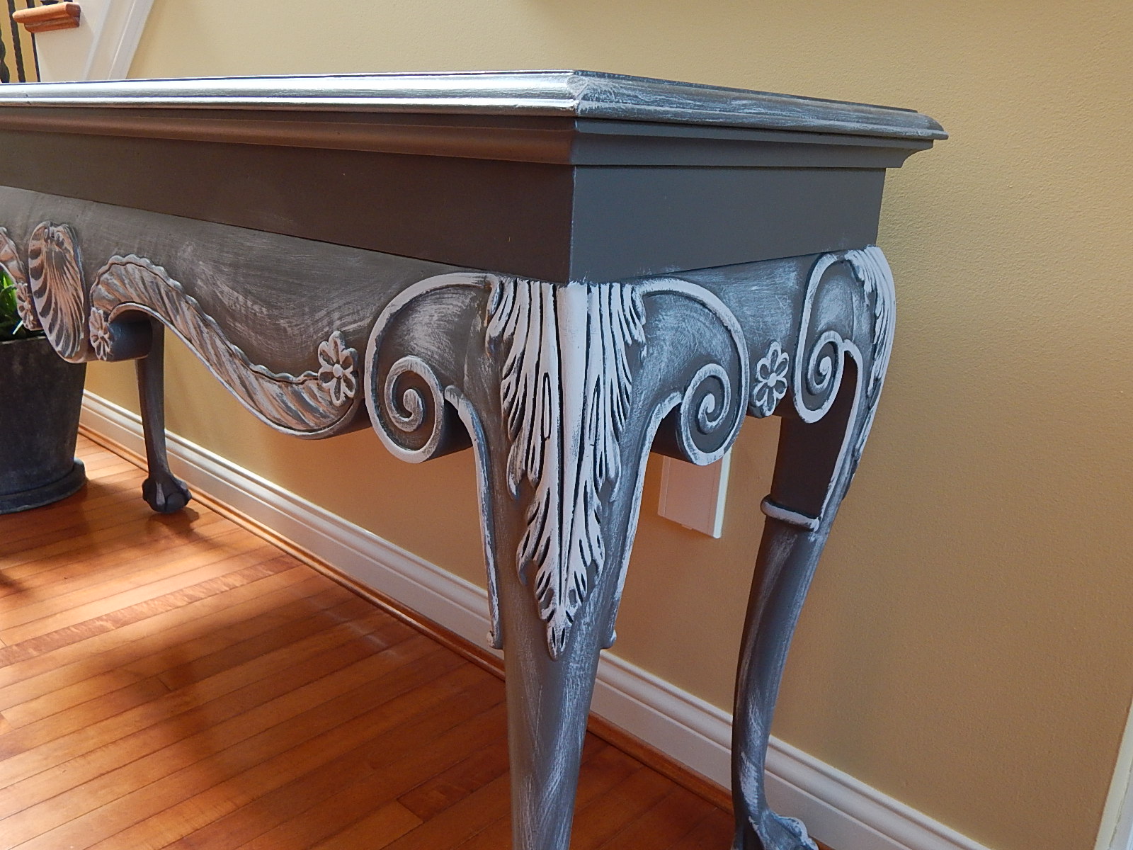 Henredon Annie Sloan Painted Sofa Table