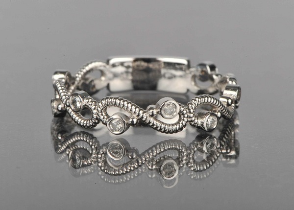 14K White Gold Diamond Spiral Design Band