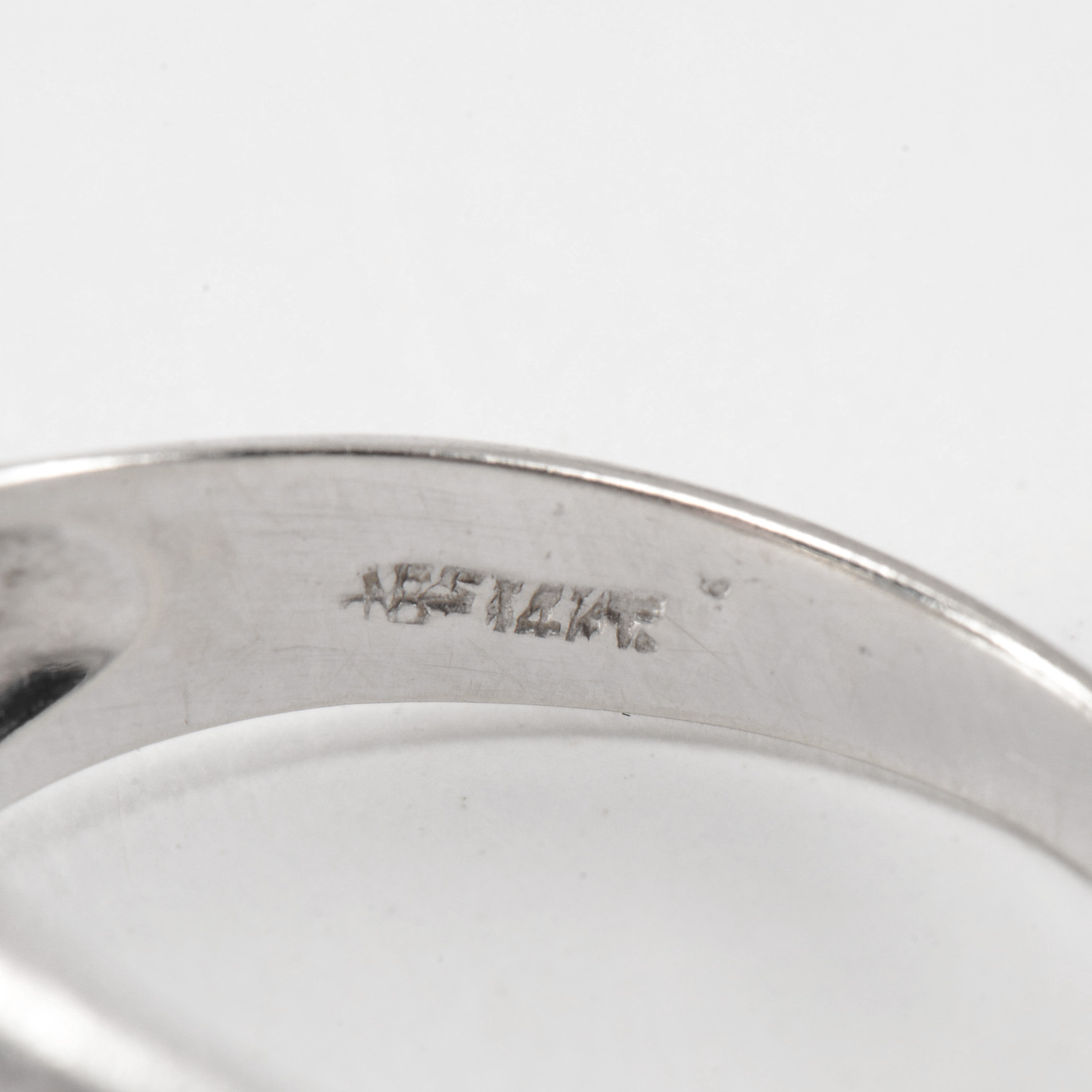 Vintage 14K White Gold Synthetic Star Sapphire Ring