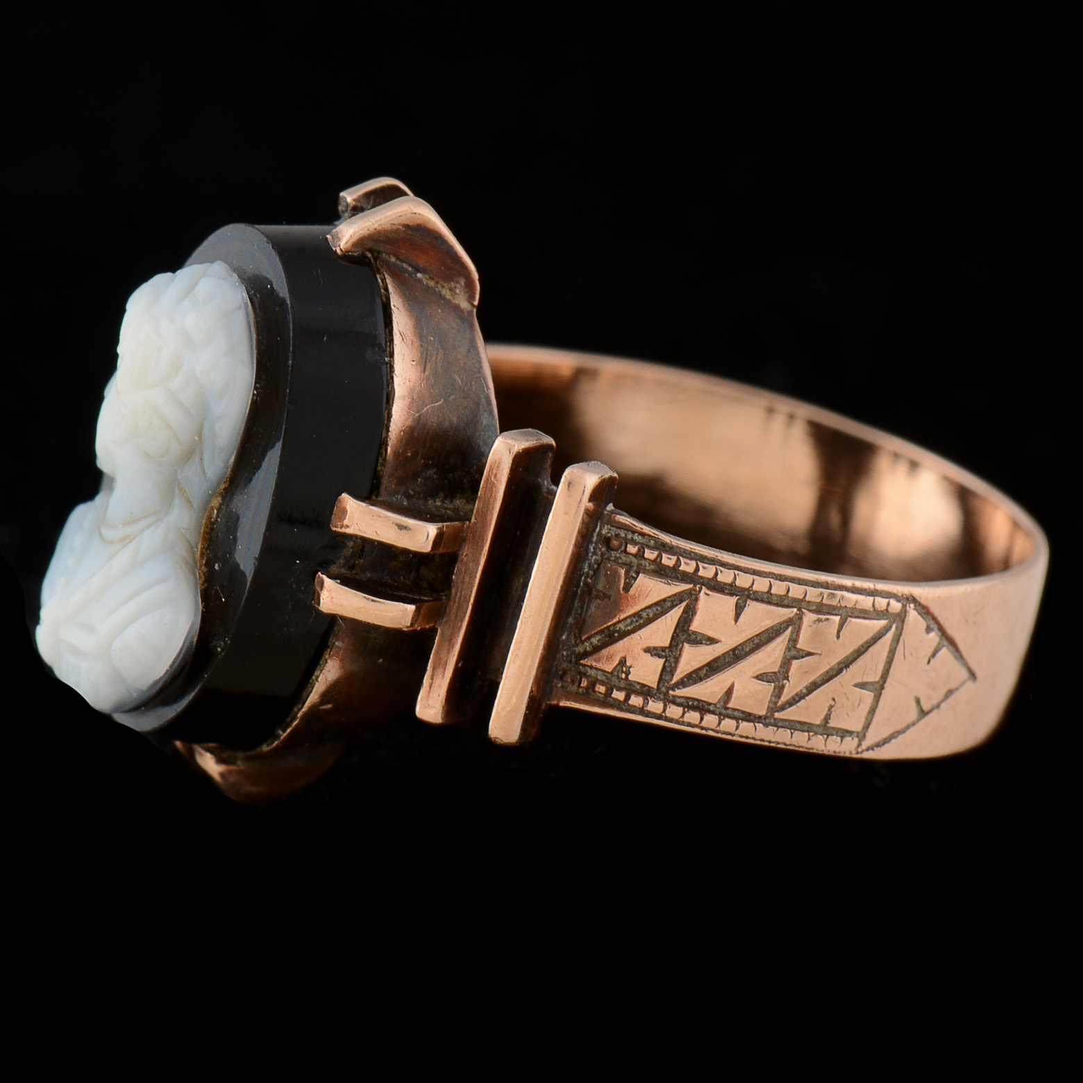 Victorian 10K Rose Gold Hand Carved Black and White Onyx Cameo Engraved Ring