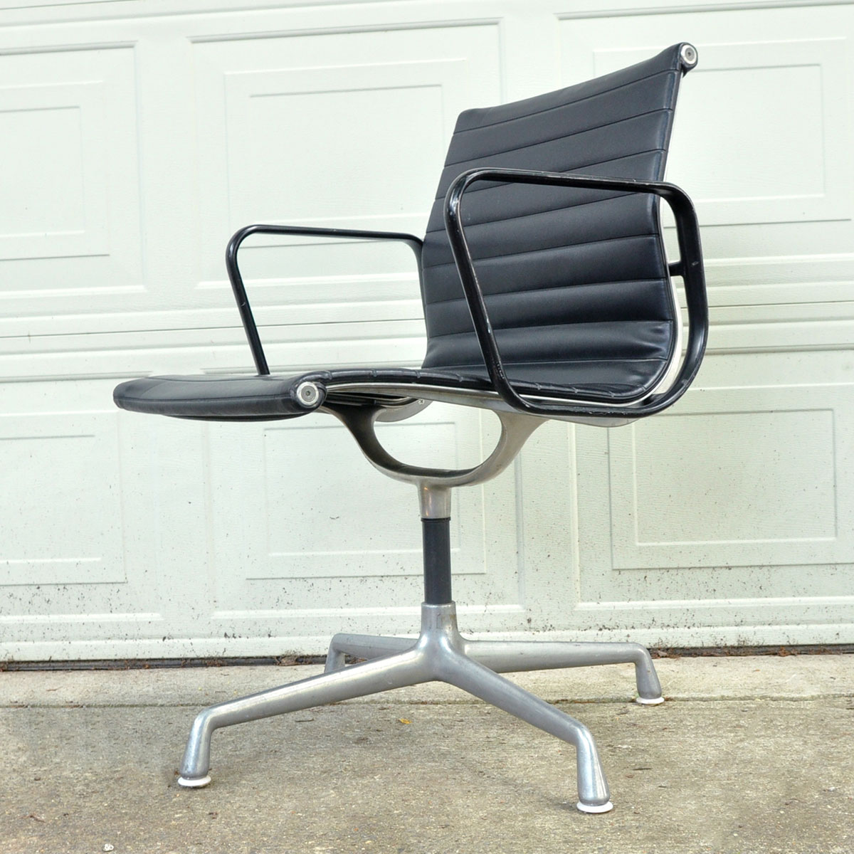 Vintage Herman Miller Eames Aluminum Group Chair