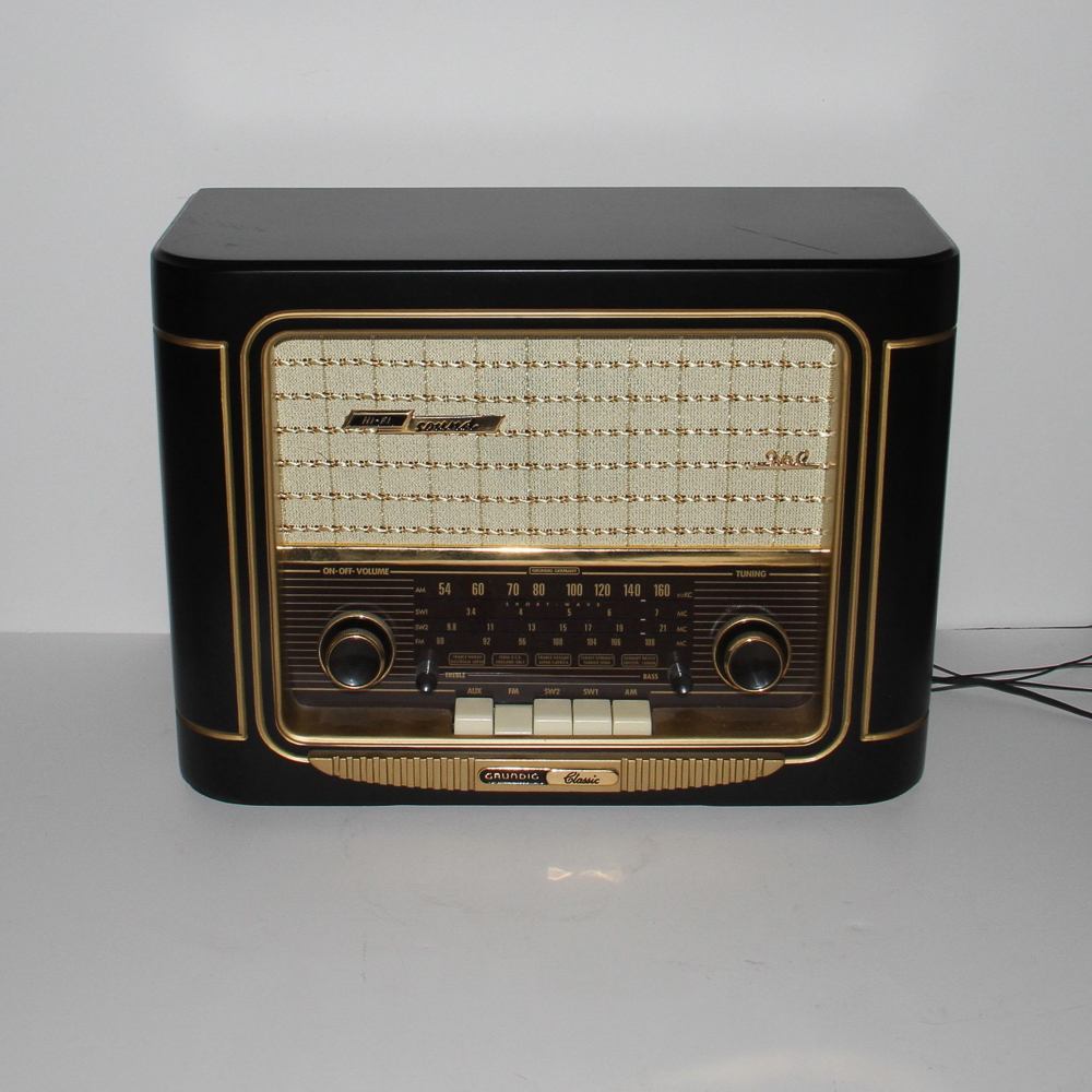 Grundig Classic 960 AM/FM Radio