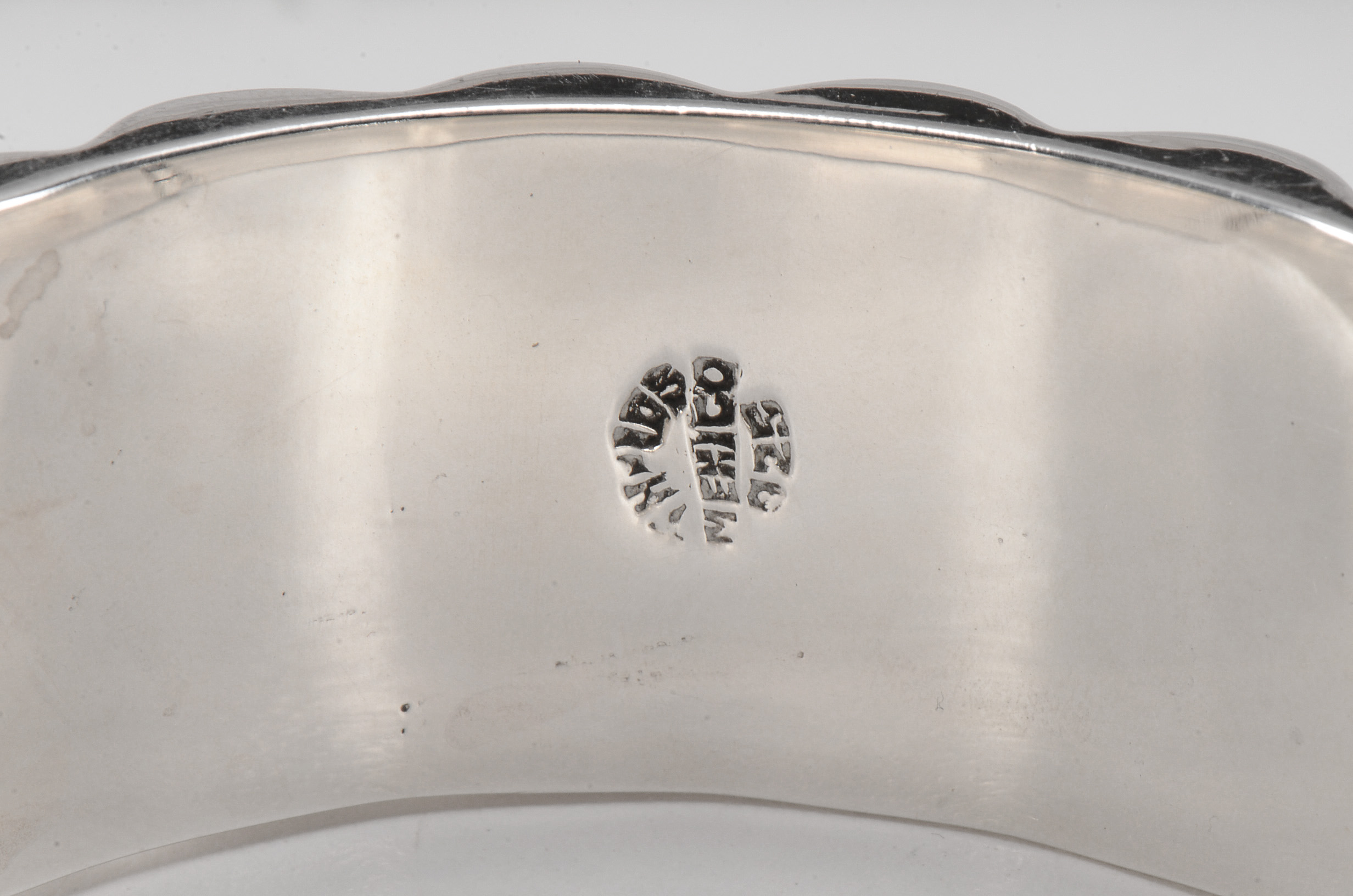 Taxco, Mexico Sterling Silver Fluted Hinge Bangle Bracelet