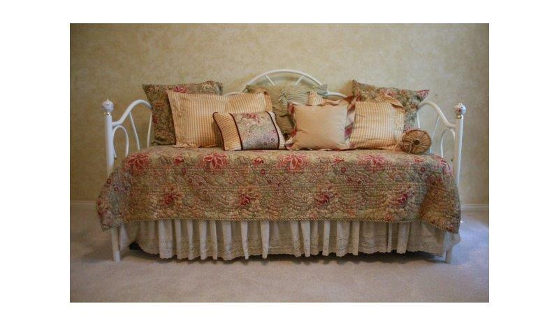 White Metal Twin Size Day Bed