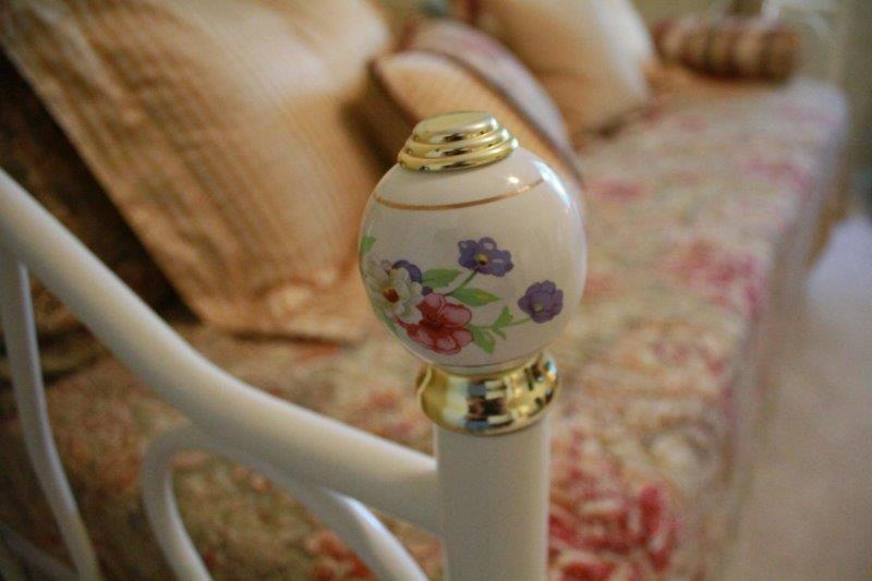 White Metal Twin Size Day Bed