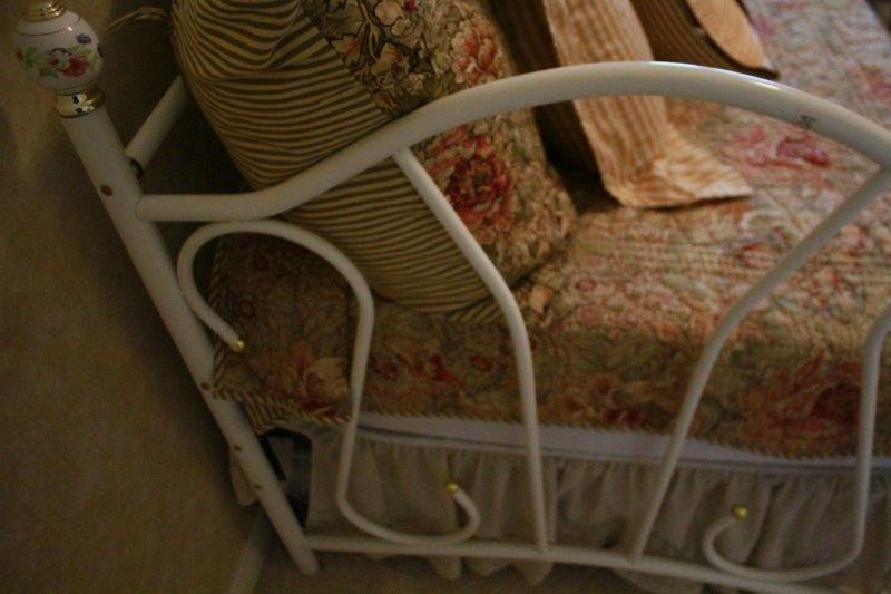 White Metal Twin Size Day Bed