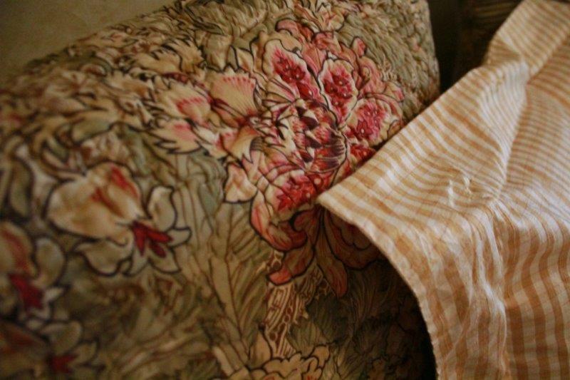 White Metal Twin Size Day Bed