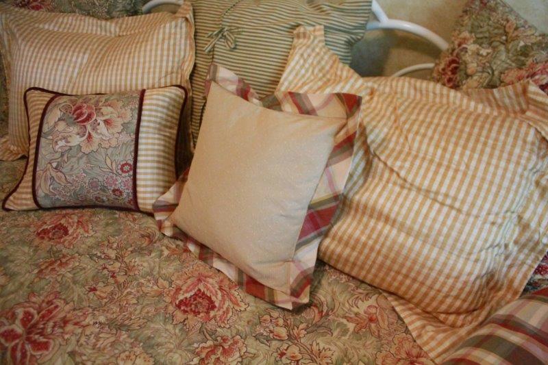 White Metal Twin Size Day Bed