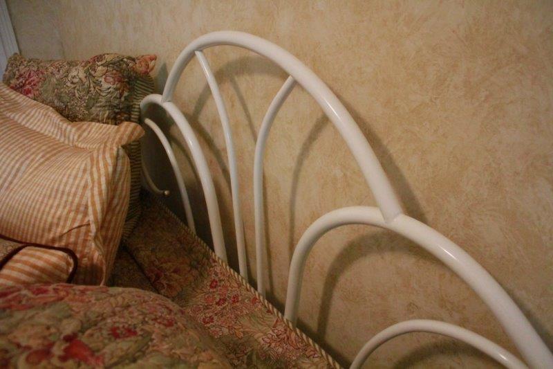 White Metal Twin Size Day Bed