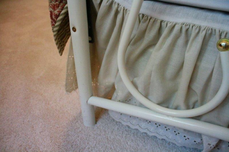 White Metal Twin Size Day Bed