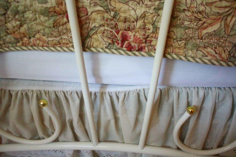 White Metal Twin Size Day Bed