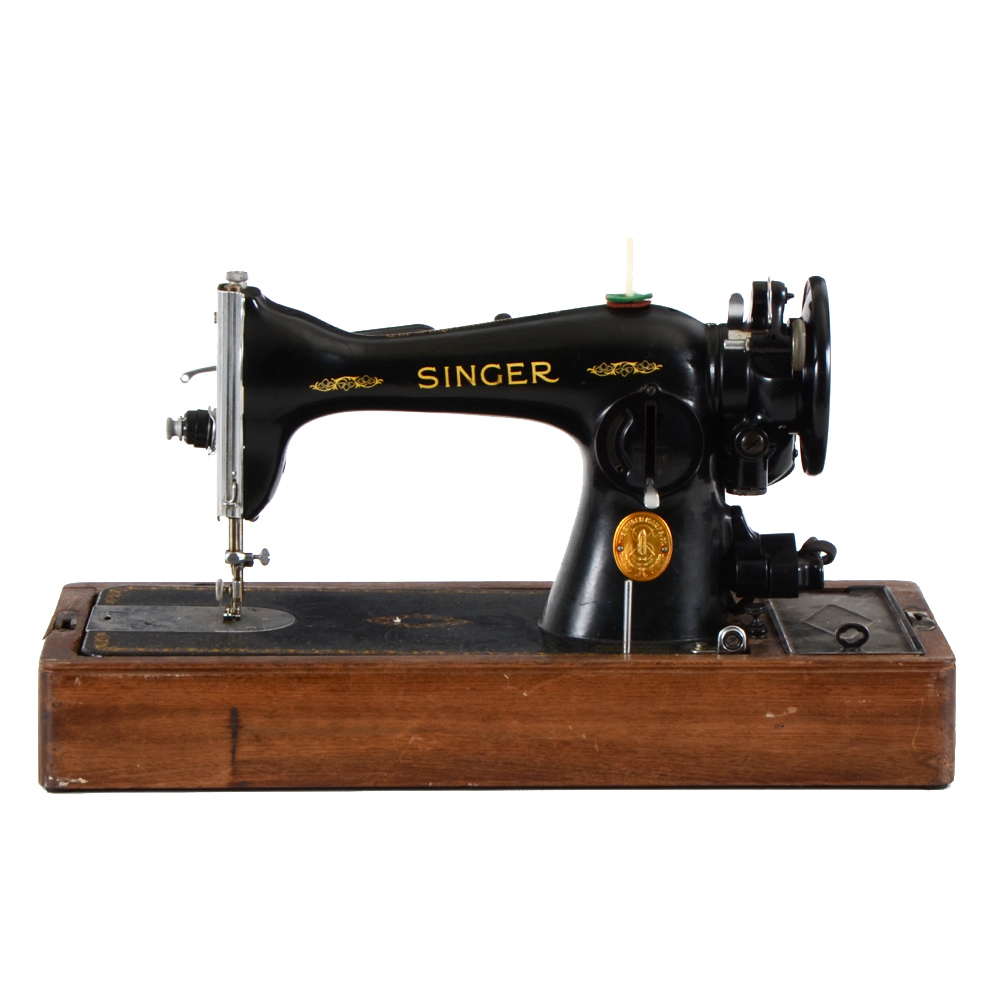 Vintage Singer Sewing Machine in Wooden Veneer Case