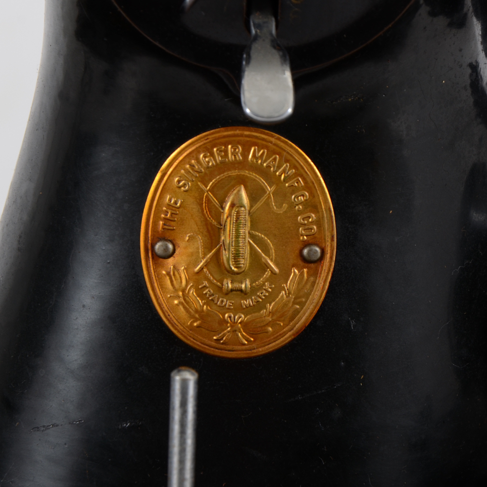 Vintage Singer Sewing Machine in Wooden Veneer Case