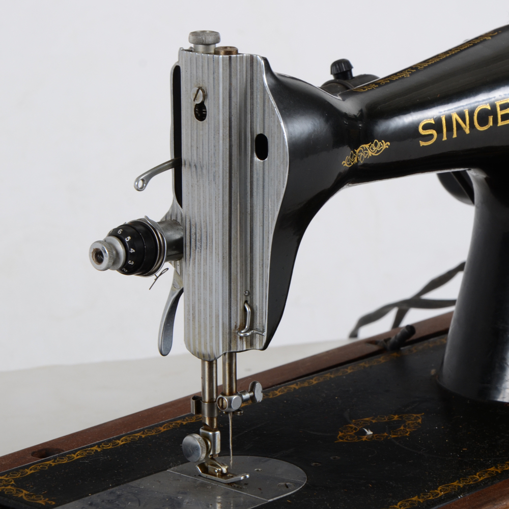 Vintage Singer Sewing Machine in Wooden Veneer Case