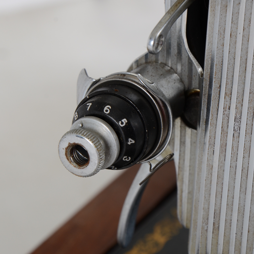 Vintage Singer Sewing Machine in Wooden Veneer Case