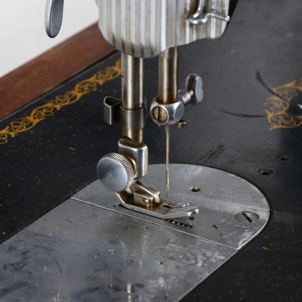 Vintage Singer Sewing Machine in Wooden Veneer Case