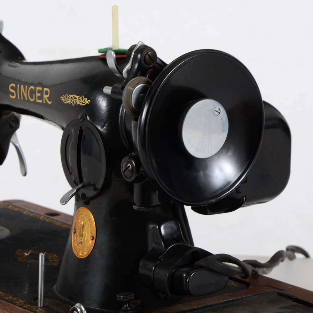 Vintage Singer Sewing Machine in Wooden Veneer Case