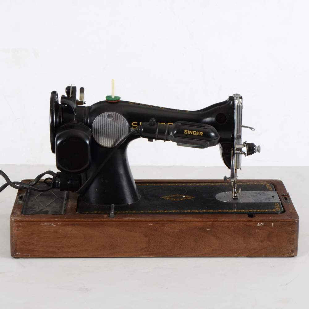 Vintage Singer Sewing Machine in Wooden Veneer Case