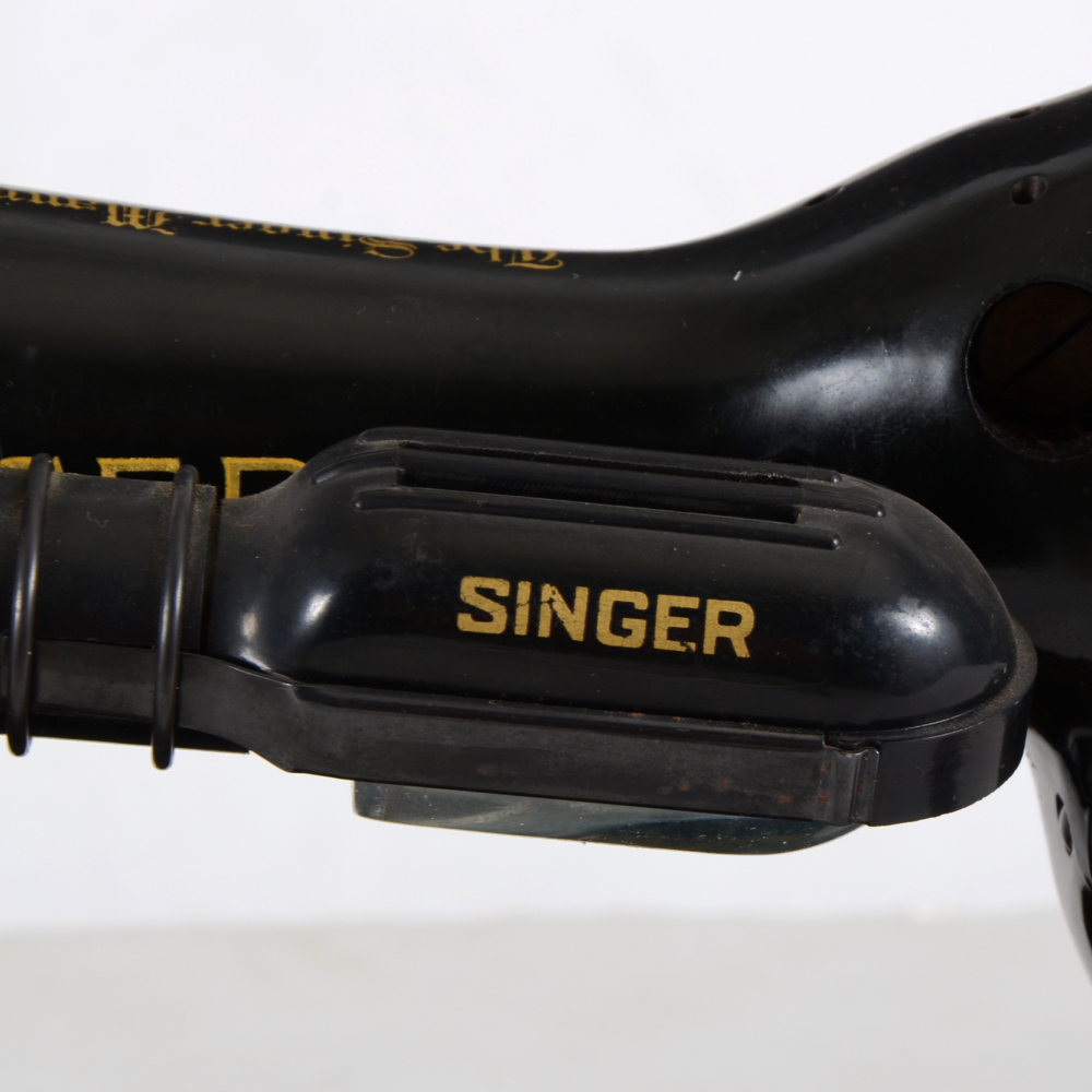 Vintage Singer Sewing Machine in Wooden Veneer Case