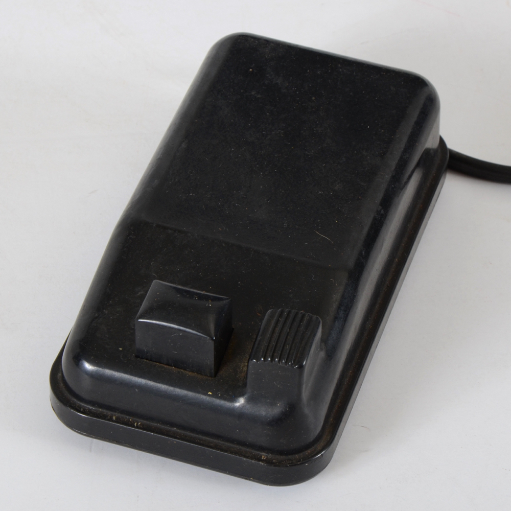 Vintage Singer Sewing Machine in Wooden Veneer Case