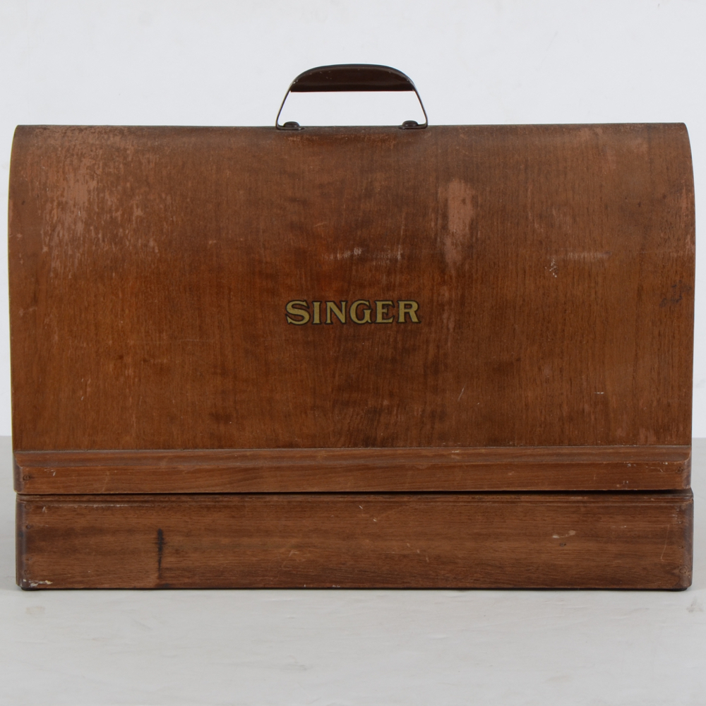 Vintage Singer Sewing Machine in Wooden Veneer Case