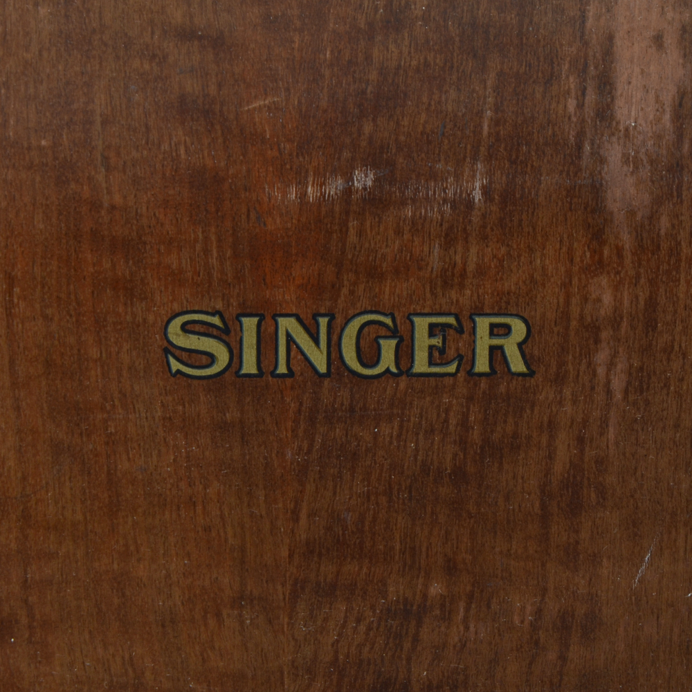 Vintage Singer Sewing Machine in Wooden Veneer Case
