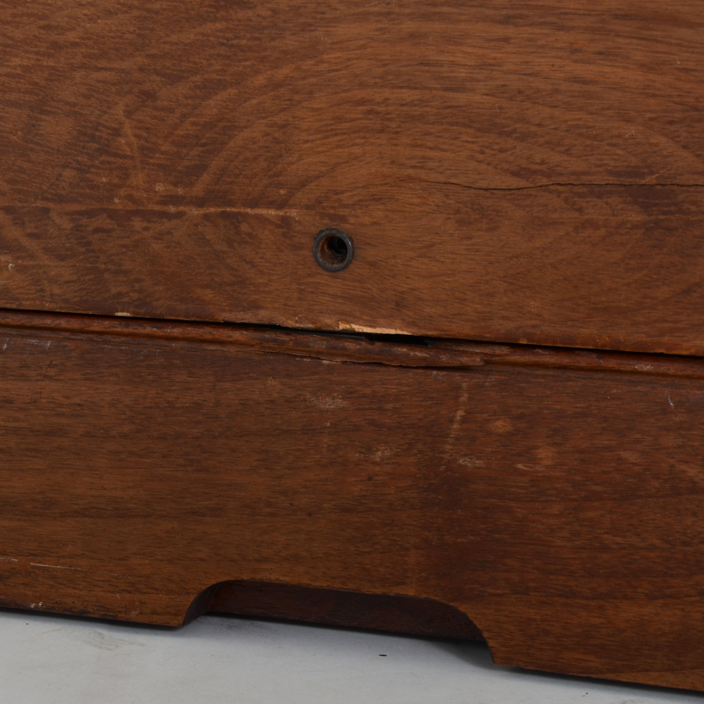 Vintage Singer Sewing Machine in Wooden Veneer Case