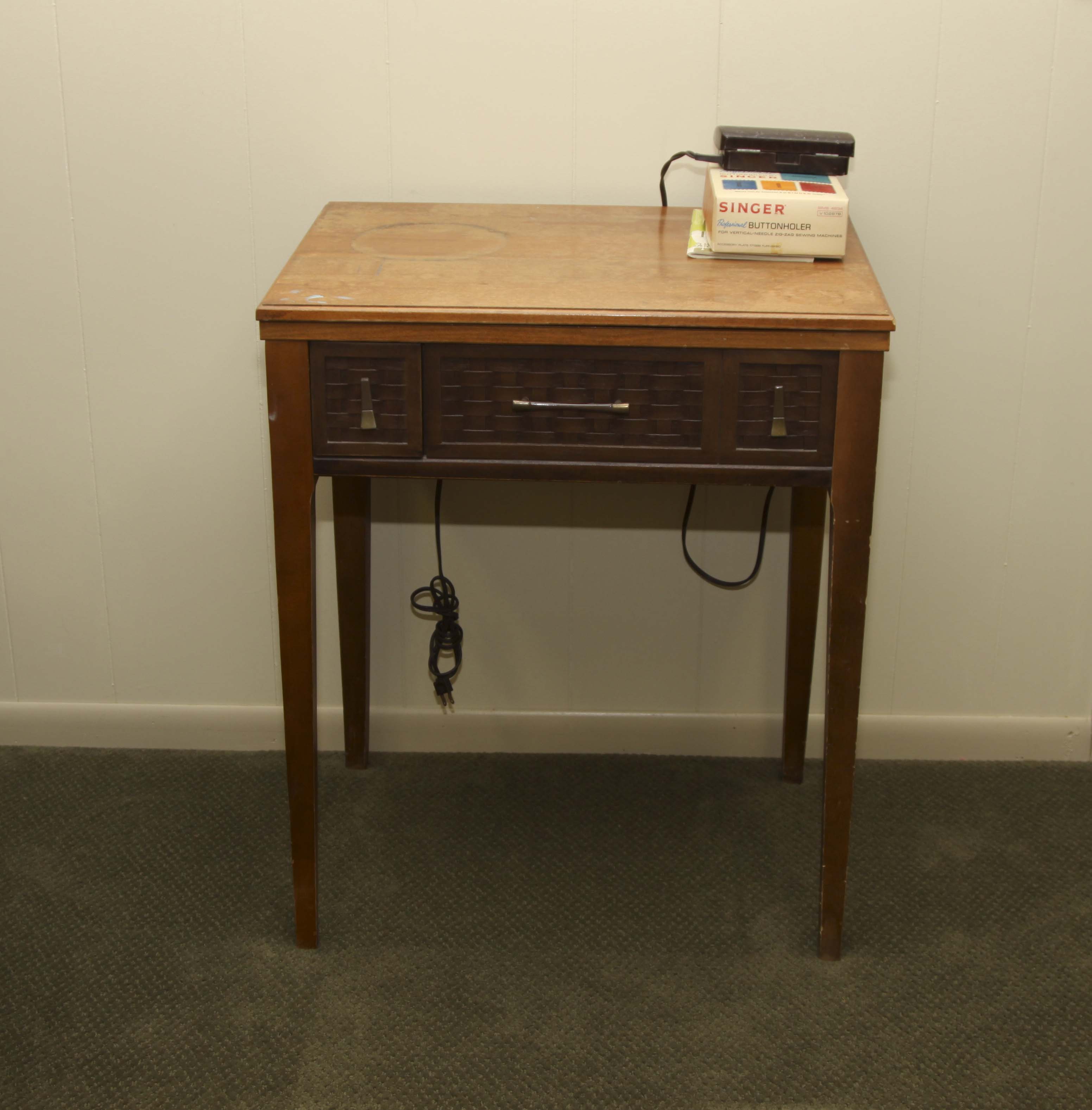 Vintage Singer 'Stylist 523' Sewing Machine in Cabinet