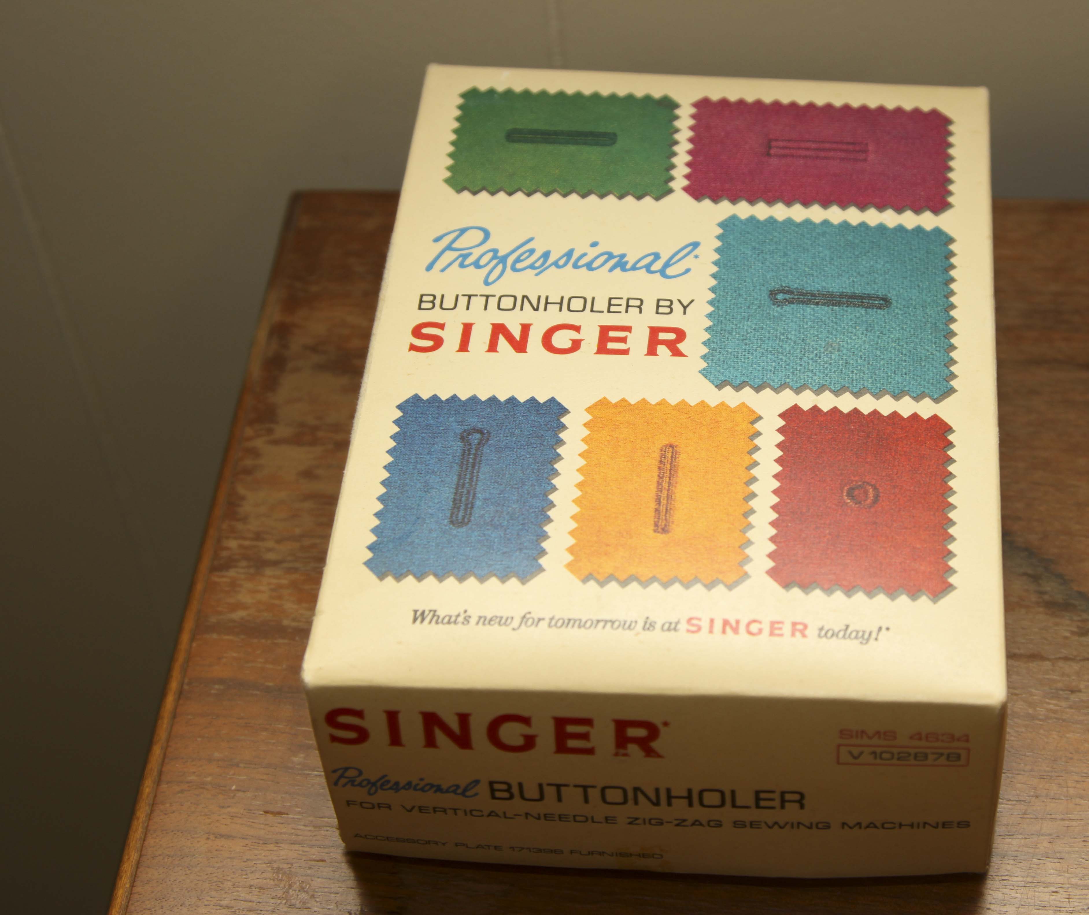 Vintage Singer 'Stylist 523' Sewing Machine in Cabinet