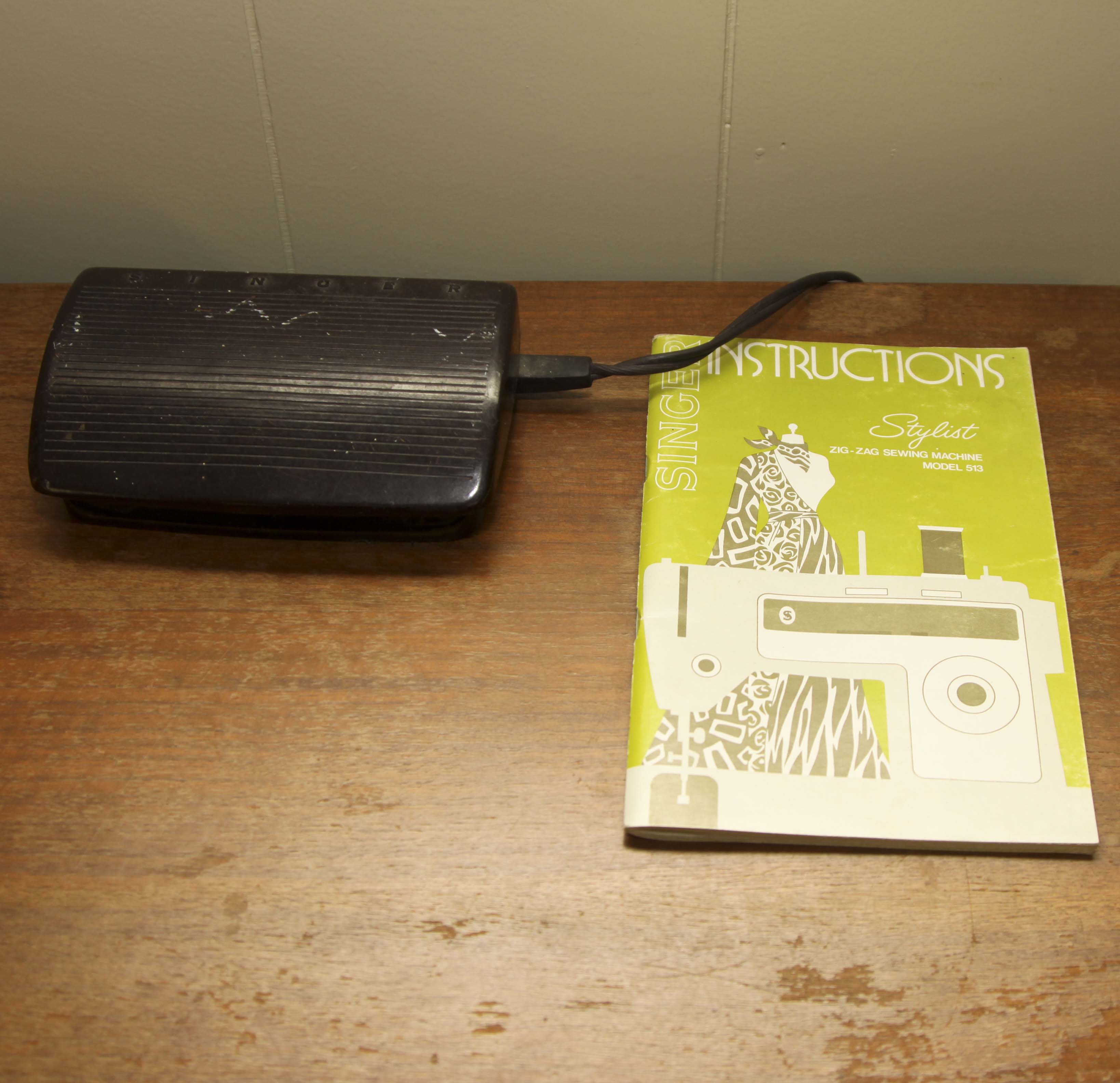 Vintage Singer 'Stylist 523' Sewing Machine in Cabinet