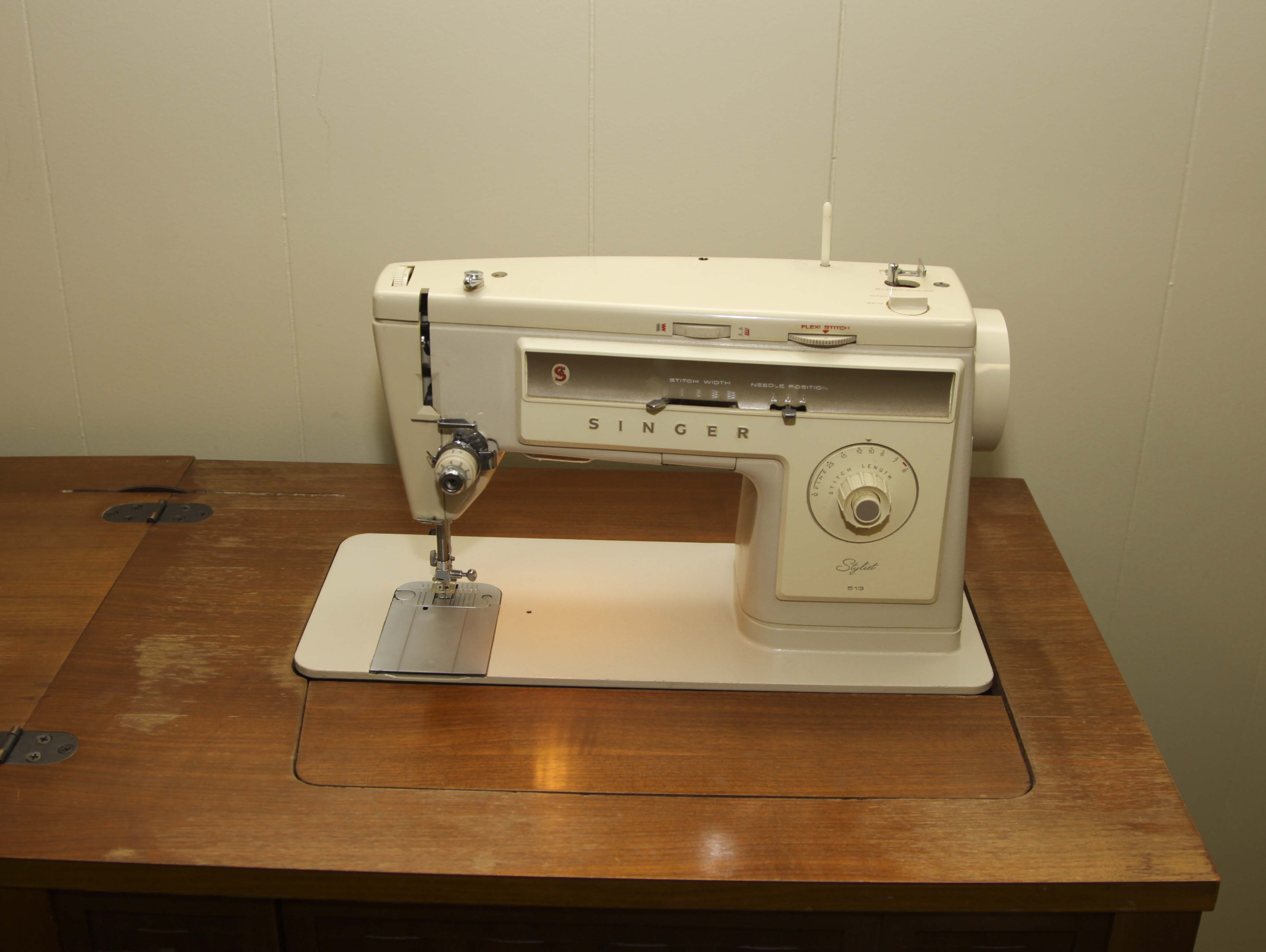 Vintage Singer 'Stylist 523' Sewing Machine in Cabinet