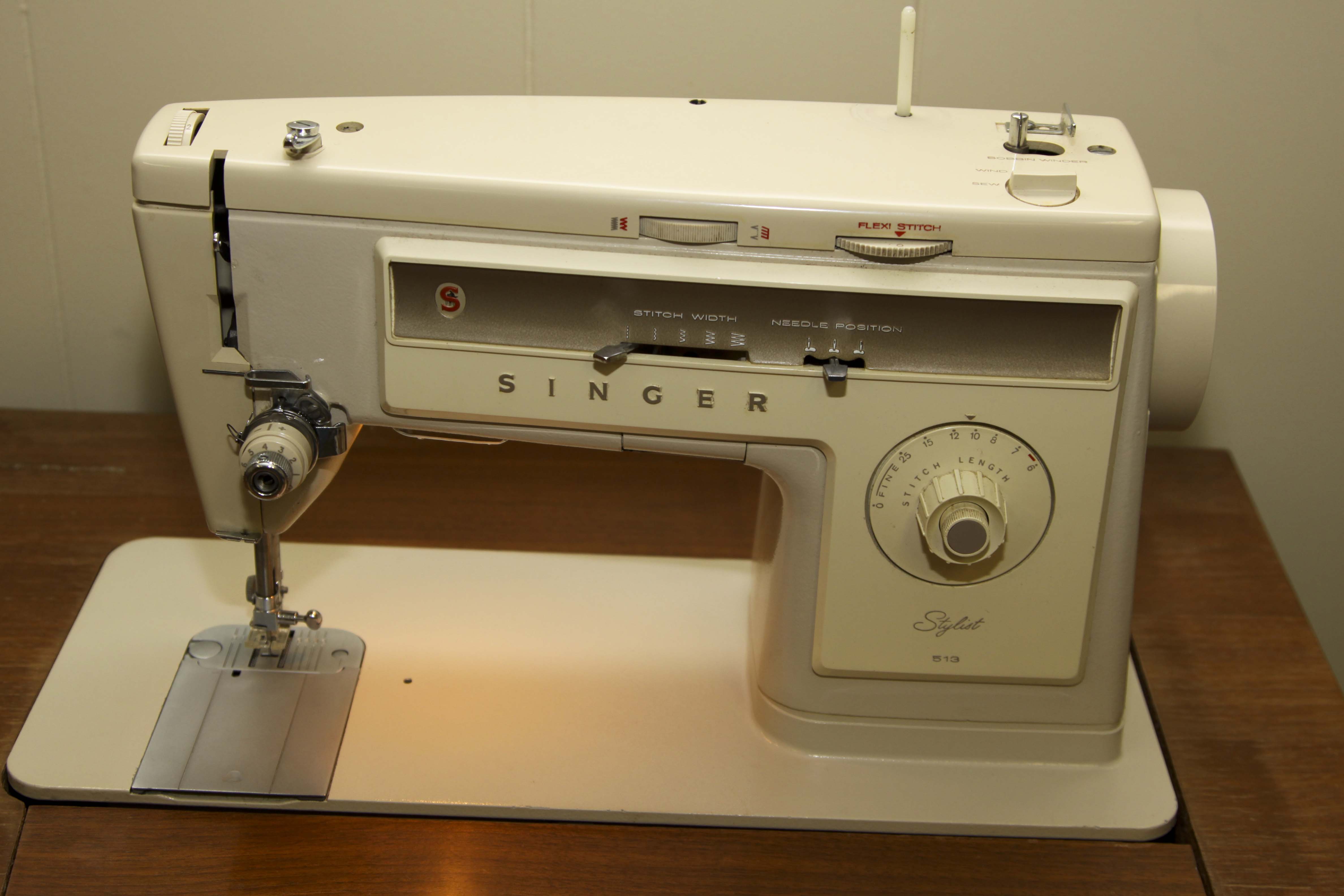 Vintage Singer 'Stylist 523' Sewing Machine in Cabinet
