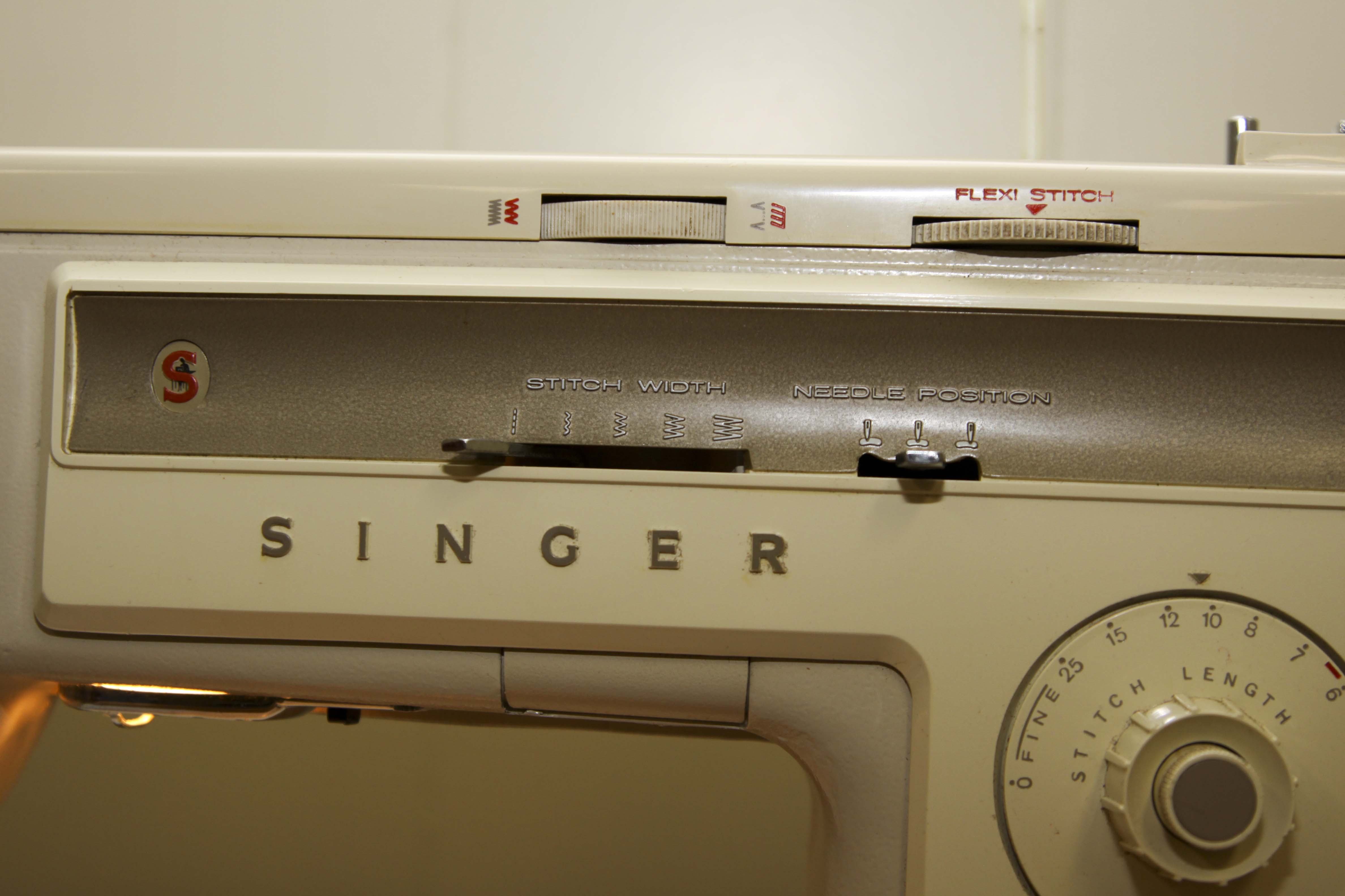 Vintage Singer 'Stylist 523' Sewing Machine in Cabinet