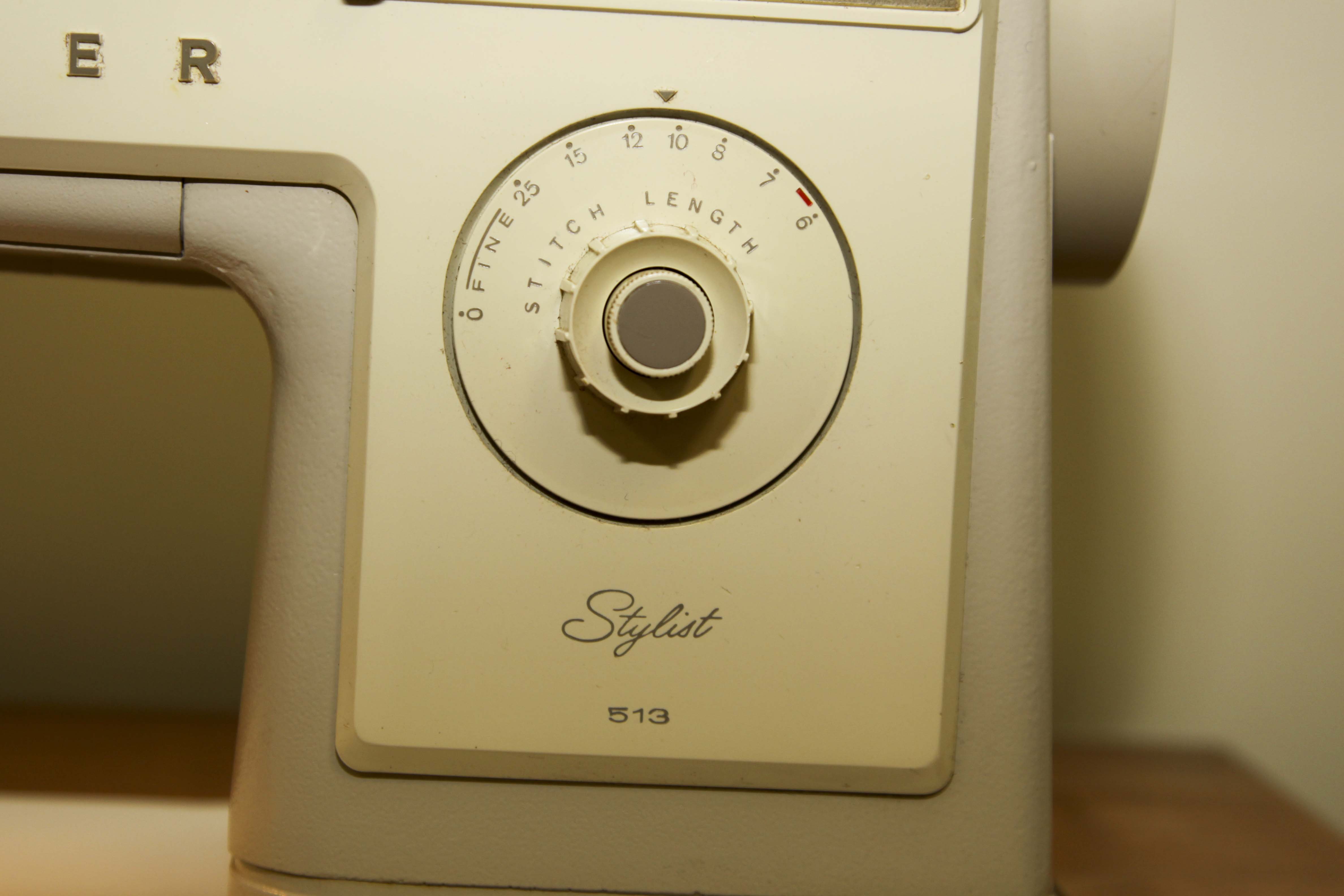 Vintage Singer 'Stylist 523' Sewing Machine in Cabinet