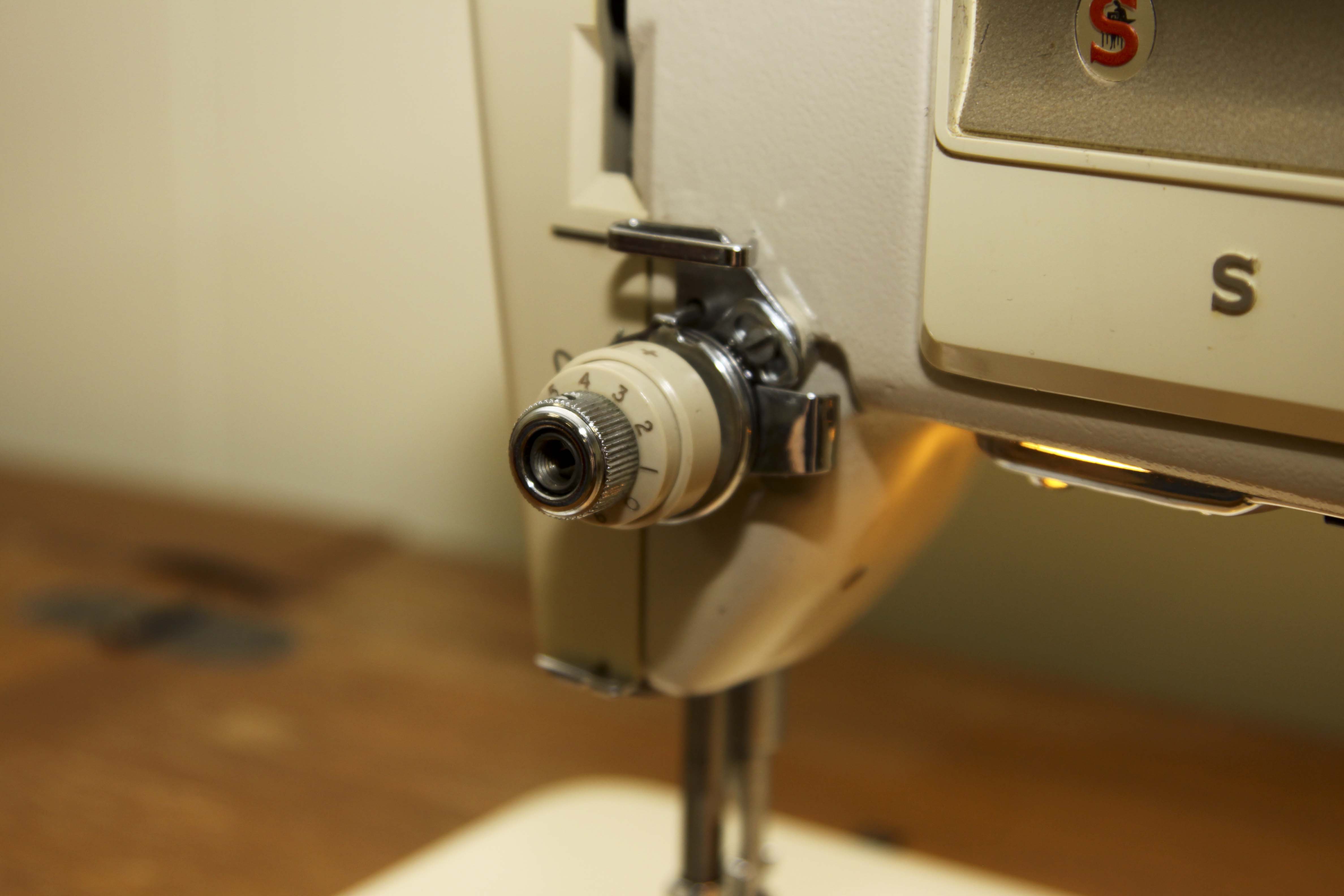 Vintage Singer 'Stylist 523' Sewing Machine in Cabinet