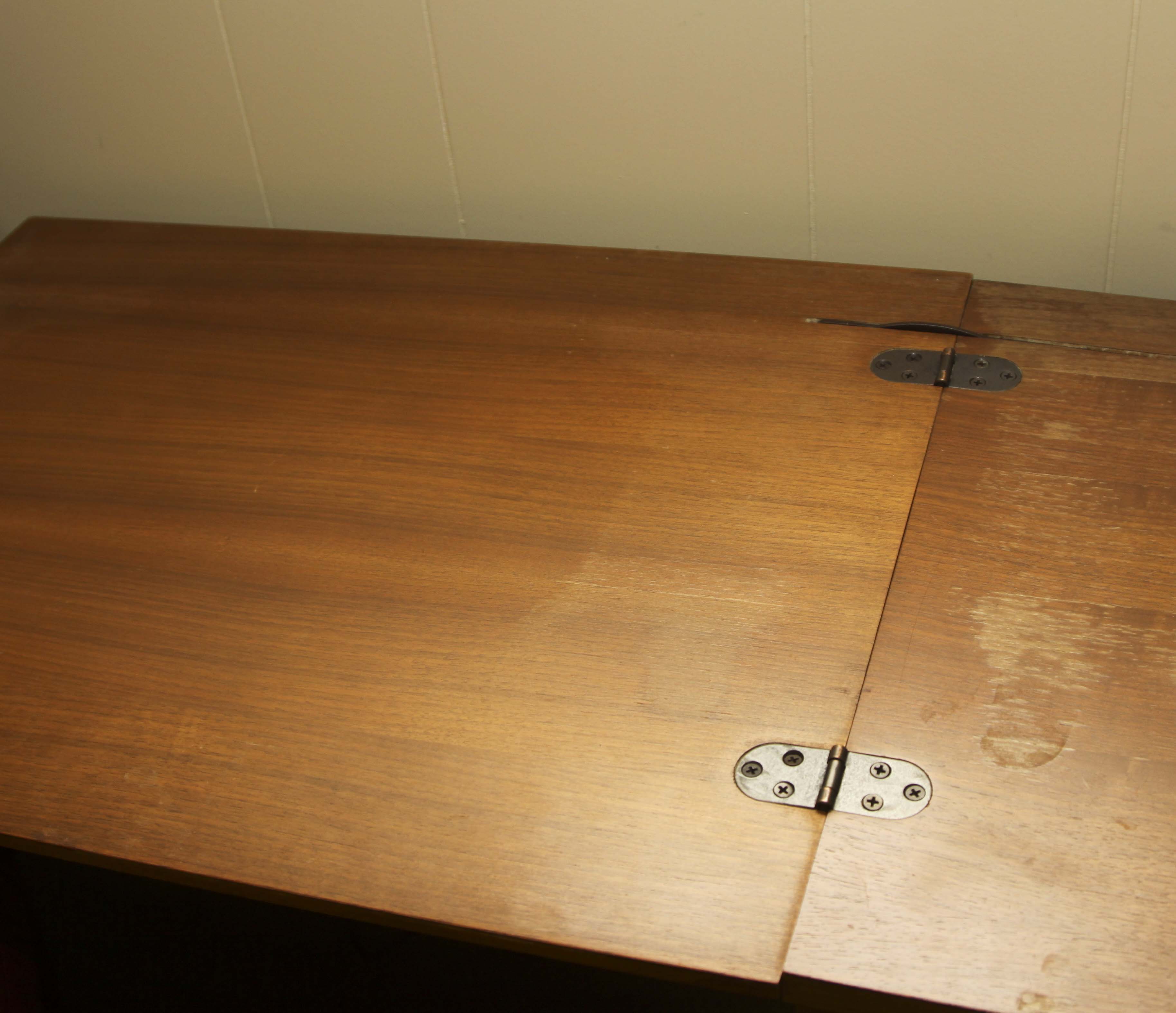 Vintage Singer 'Stylist 523' Sewing Machine in Cabinet