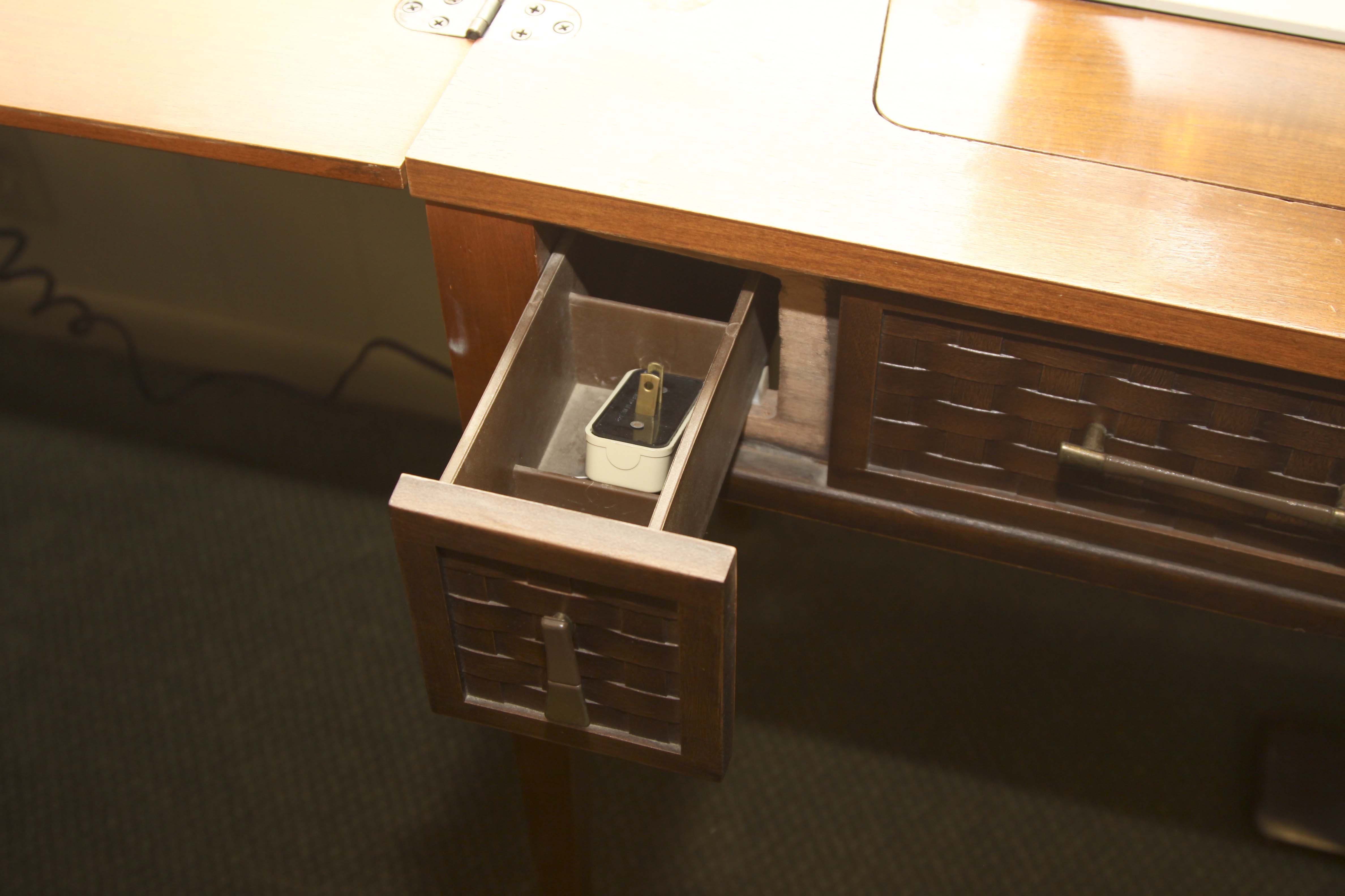 Vintage Singer 'Stylist 523' Sewing Machine in Cabinet