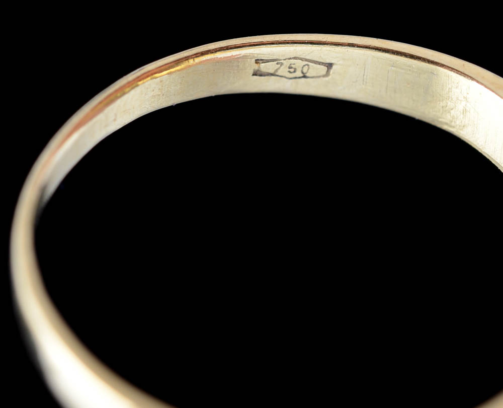 Vintage 18K Yellow Gold Red Coral Ring