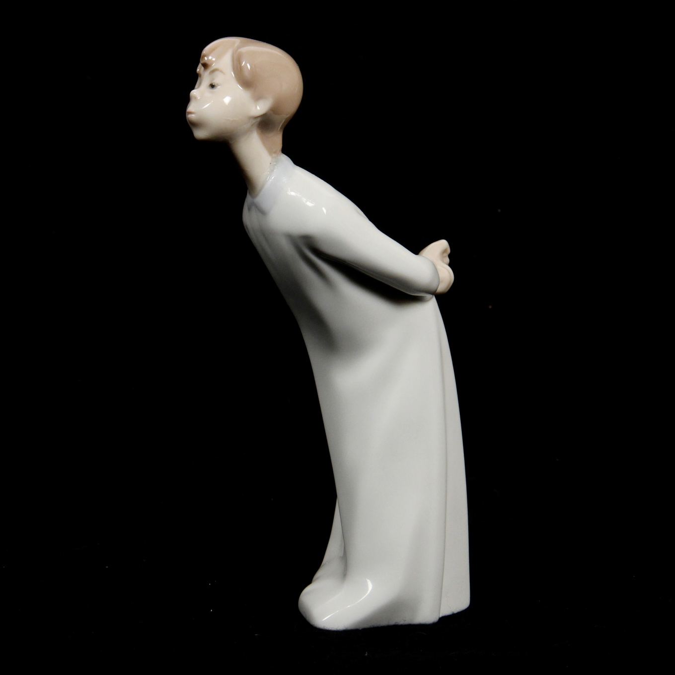 Retired Lladró Figurine “El Niño Soplando Besos”