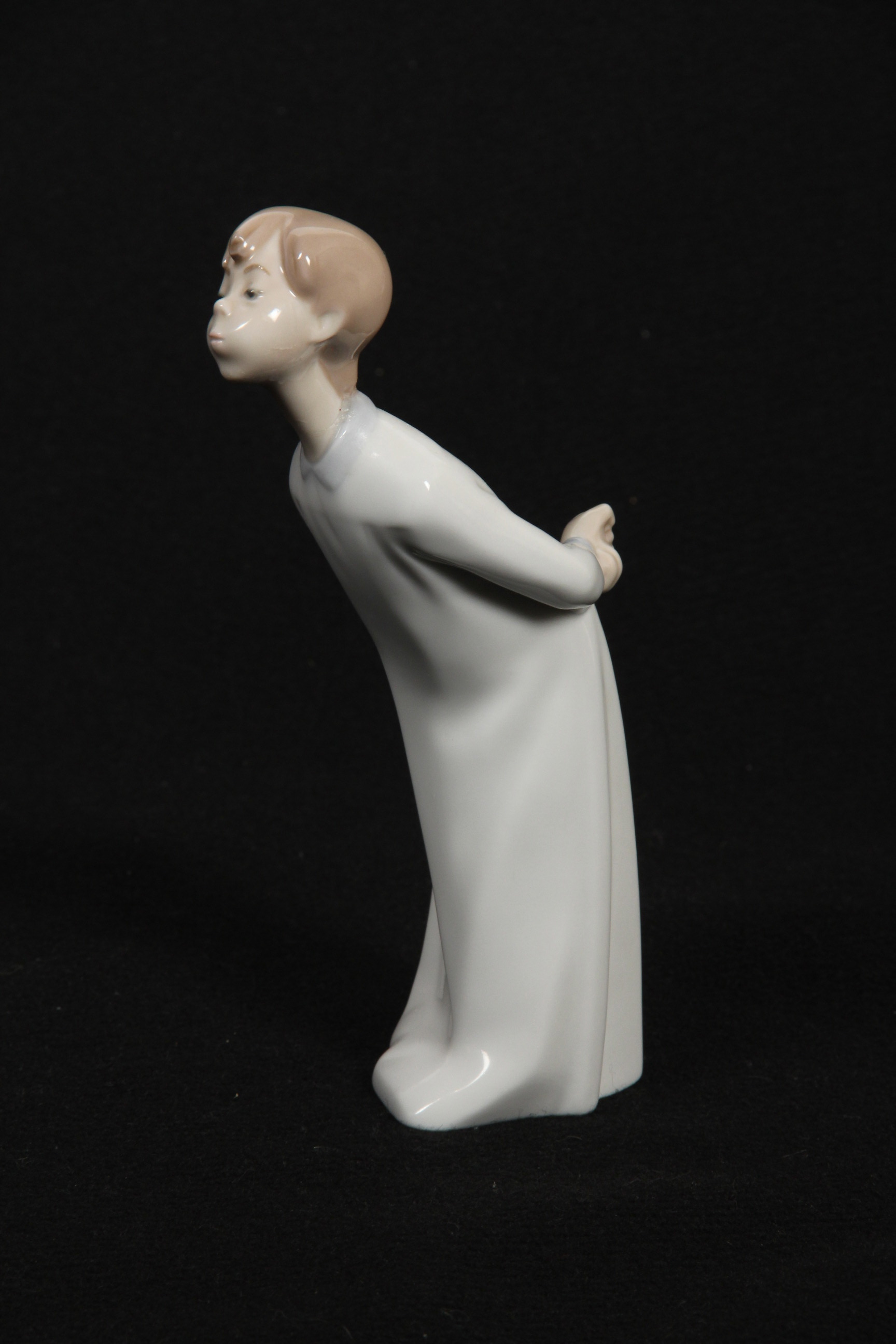 Retired Lladró Figurine “El Niño Soplando Besos”