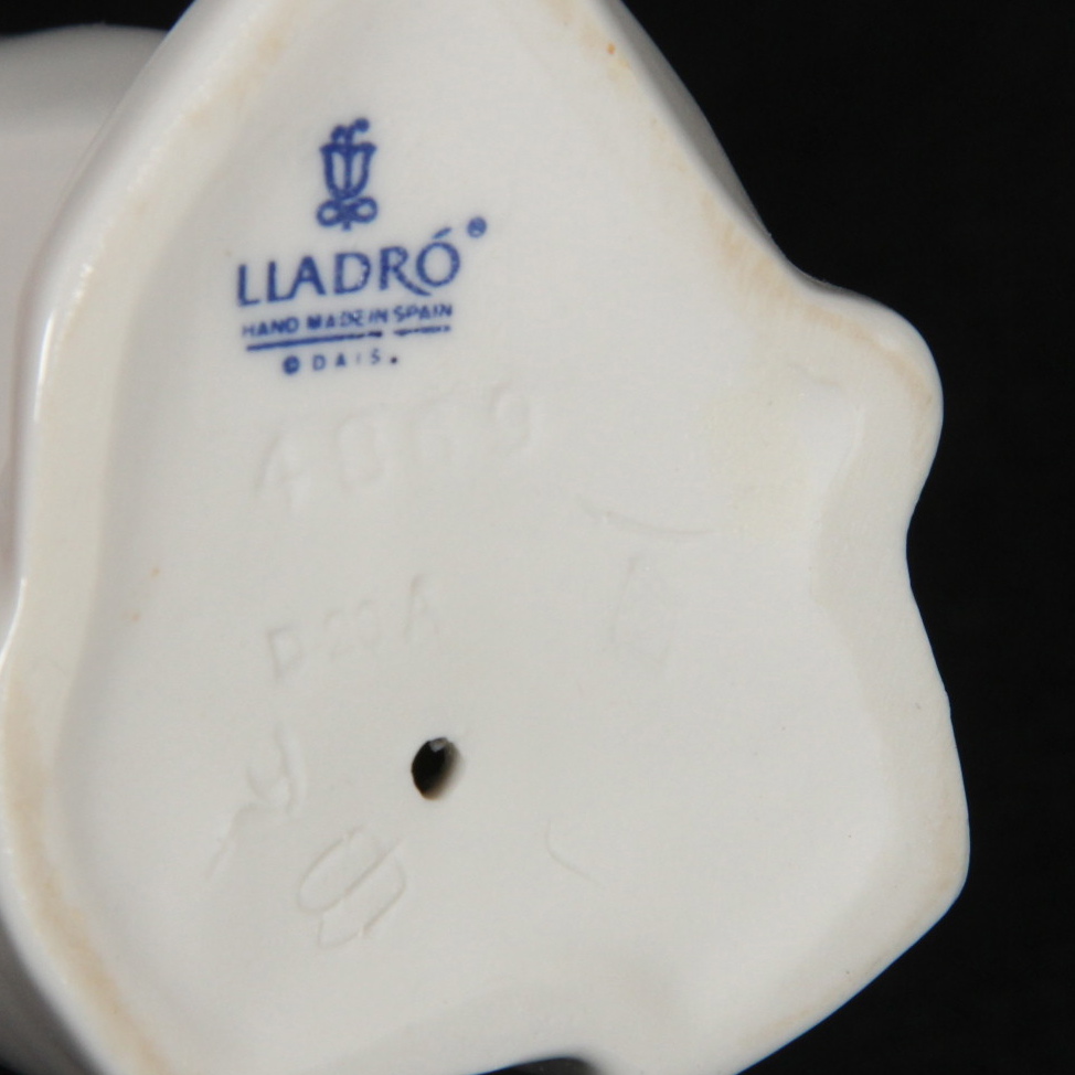 Retired Lladró Figurine “El Niño Soplando Besos”