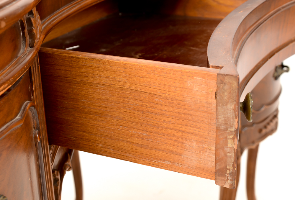 Vintage Kidney-Shaped Desk in Walnut