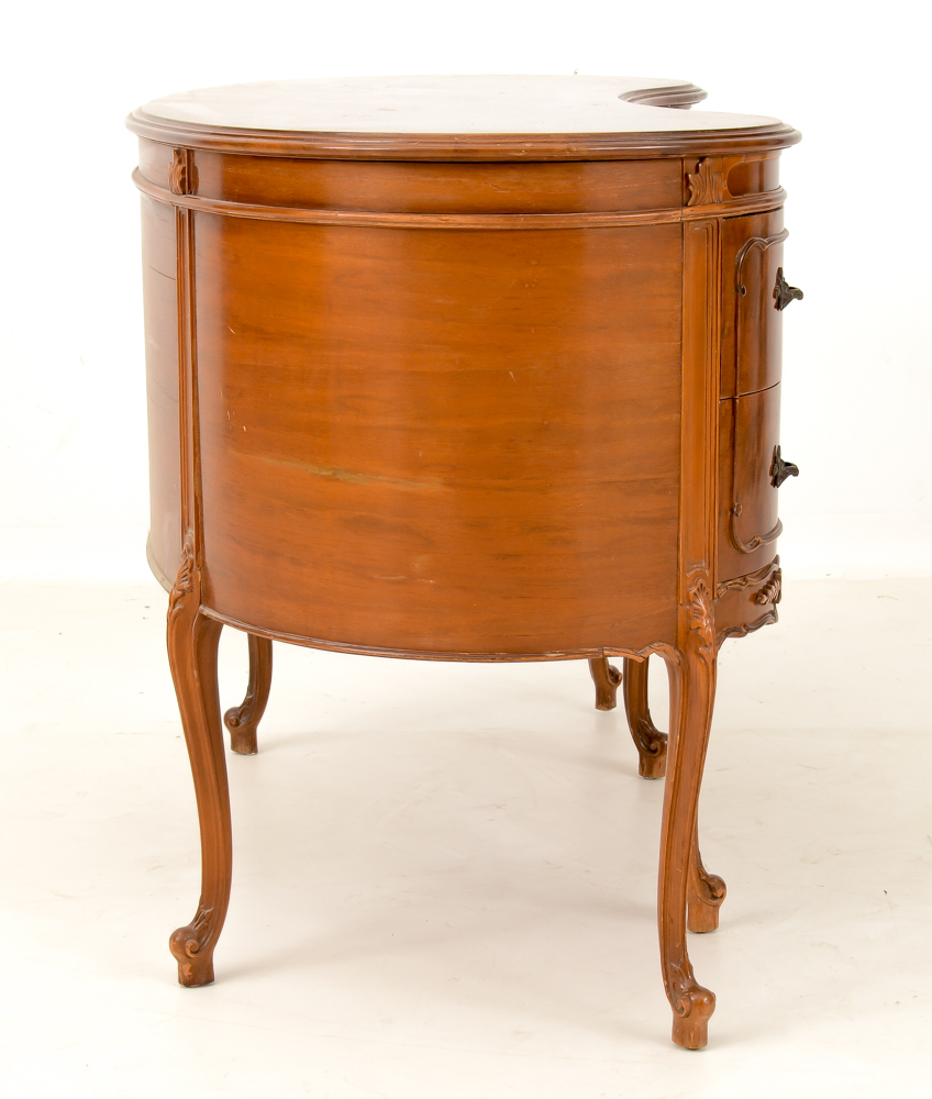 Vintage Kidney-Shaped Desk in Walnut
