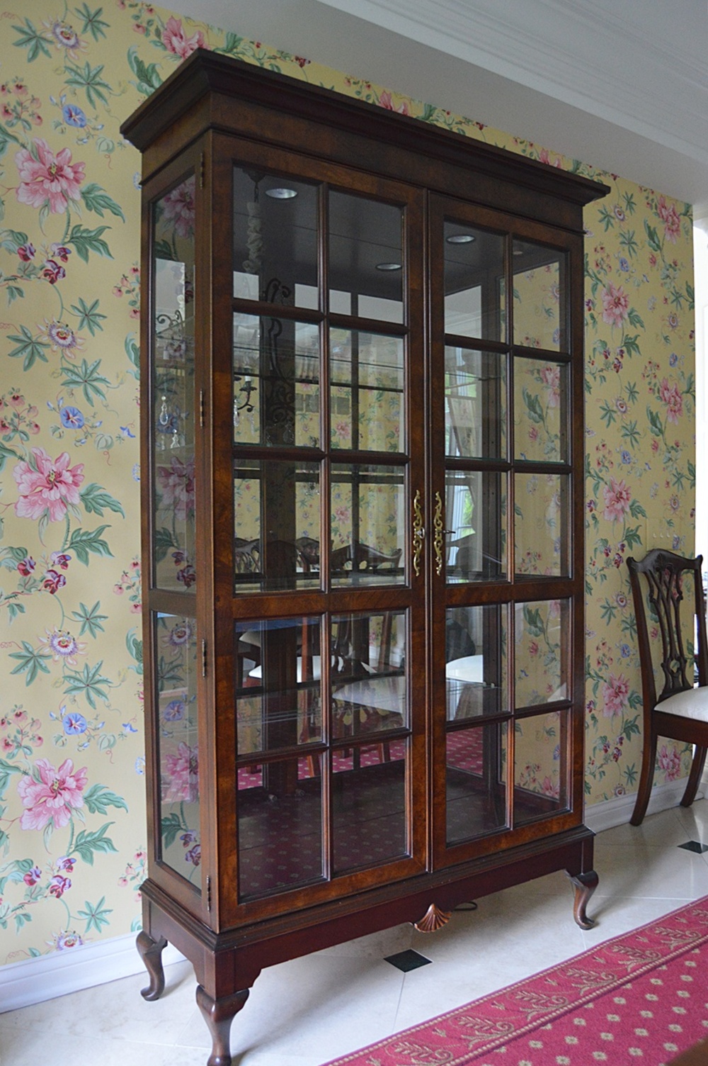 Hekman Chippendale Style Mahogany Lighted Display Cabinet with Mirrored Back