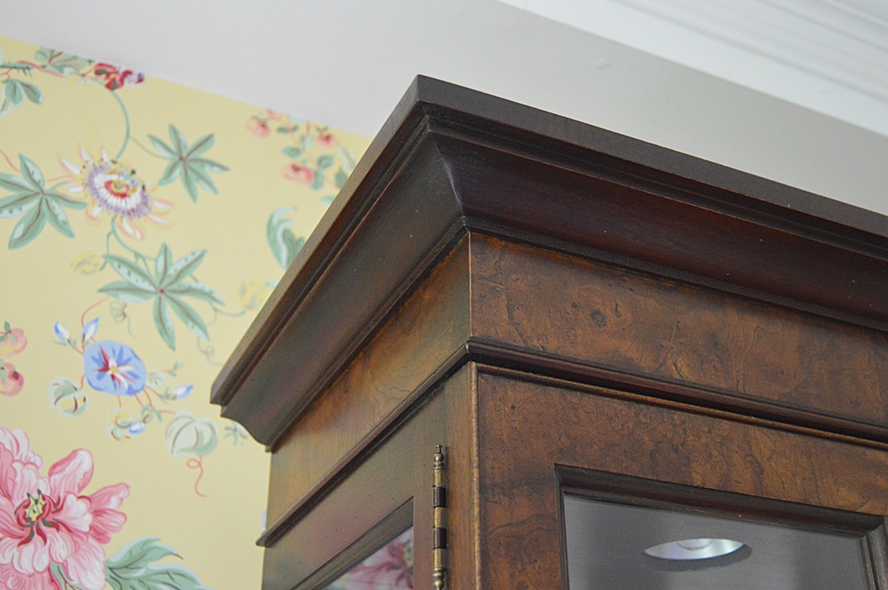 Hekman Chippendale Style Mahogany Lighted Display Cabinet with Mirrored Back