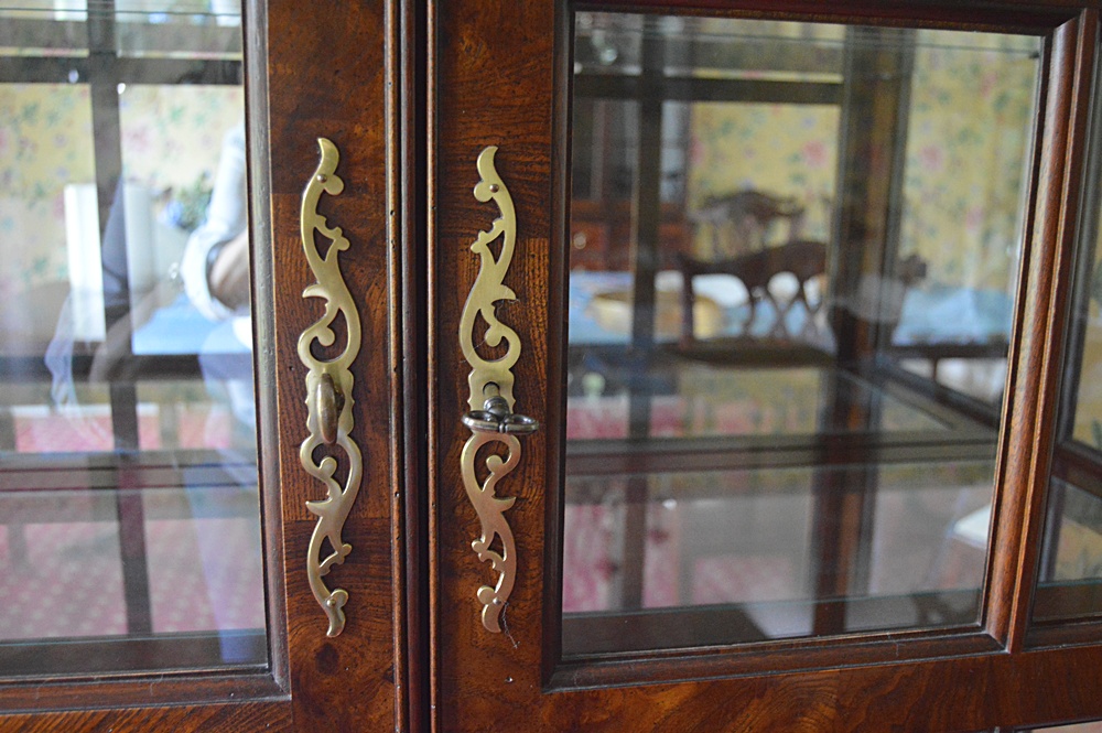 Hekman Chippendale Style Mahogany Lighted Display Cabinet with Mirrored Back